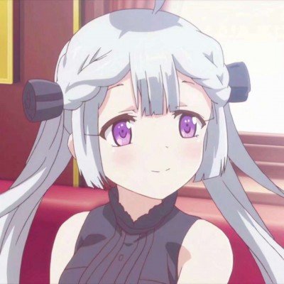新娘轻拍沙发示意狗狗一起拍全家福